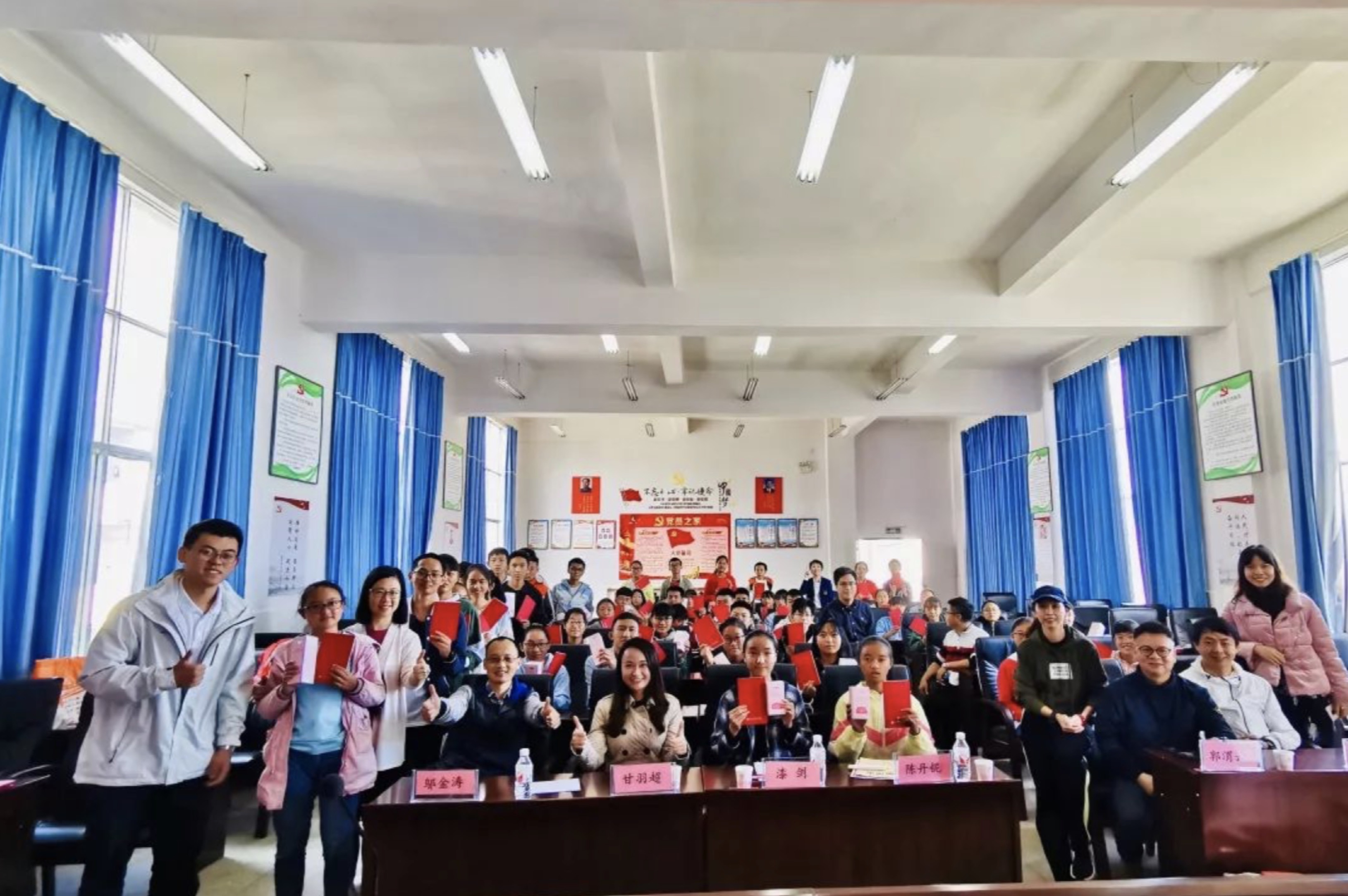 中山大学岭南学院emba同学会(岭峰会)与云南鲁史中学和澄江六中签订了